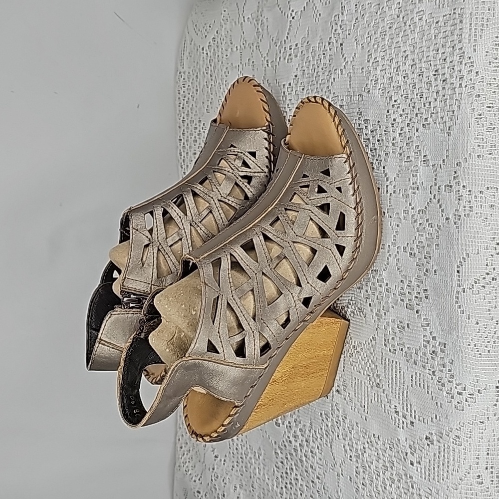 Lobo Solo slingback cage eyelet cut peep toe metallic silver wood block heels 8
